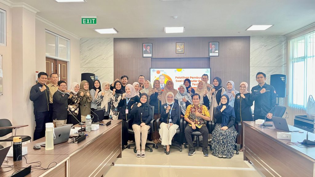 Peserta dan Panitia Pelatihan Soal CBT Fakultas Kedokteran Universitas Negeri Padang
