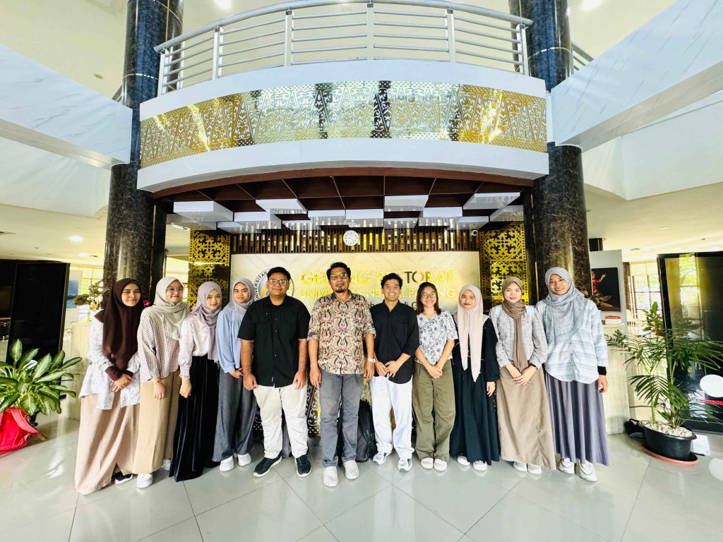Mahasiswa Program Kreativitas Mahasiswa (PKM) FK UNP berfoto bersama di Gedung Rektorat Universitas Negeri Padang tahun 2025.
