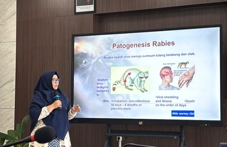drh. Yul Fitria, M.Biomed memaparkan materi pengenalan dan penanganan rabies