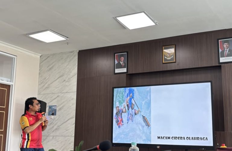 dr. Pudia M. Indika, M.Kes., AIFO-K memaparkan materi Sports Injury