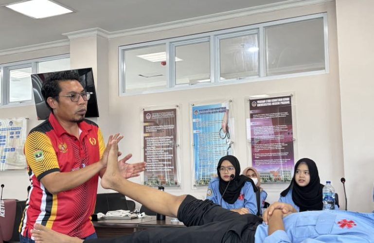 dr. Pudia M. Indika, M.Kes., AIFO-K memaparkan materi Sports Injury