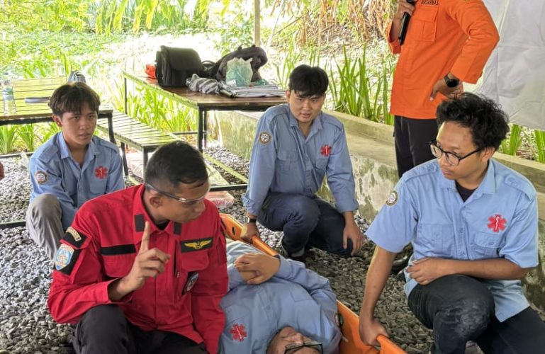 BASARNAS Indonesia melakukan simulasi evakuasi medis darat